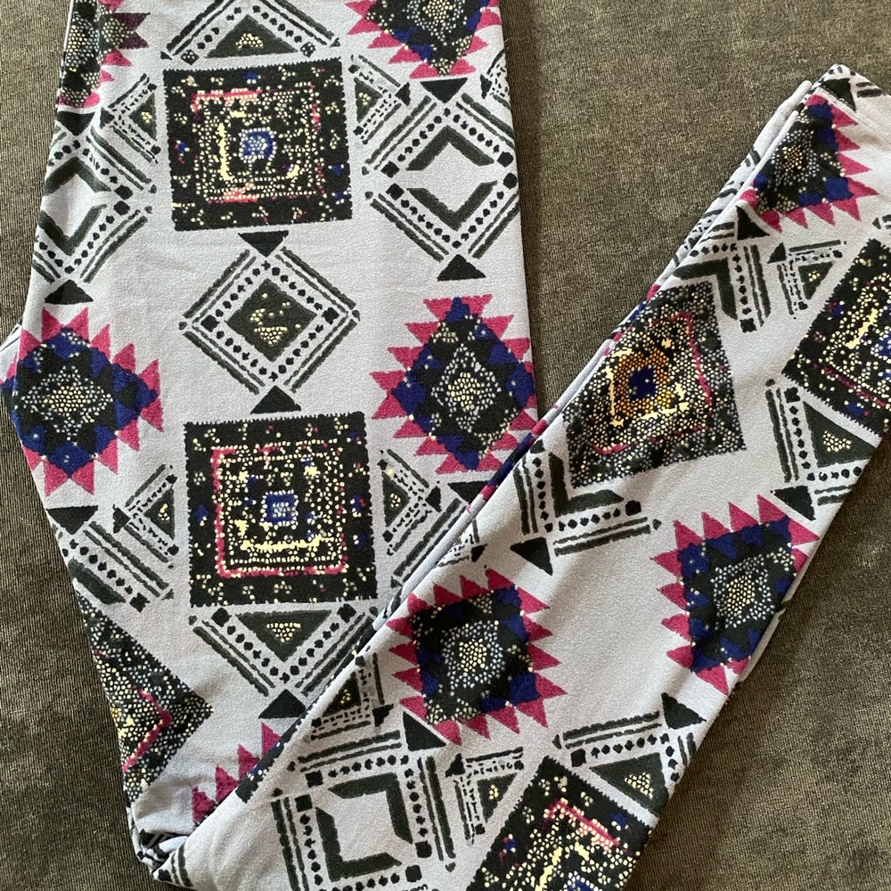 LULAROE LEGGINGS AZTEC OS BN